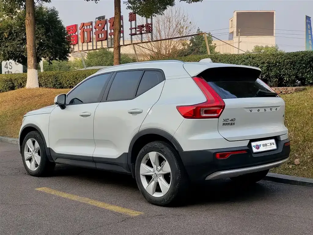 Volvo XC40 — фото 10