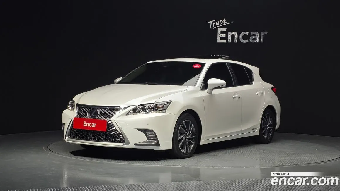 Lexus CT200h — фото 1