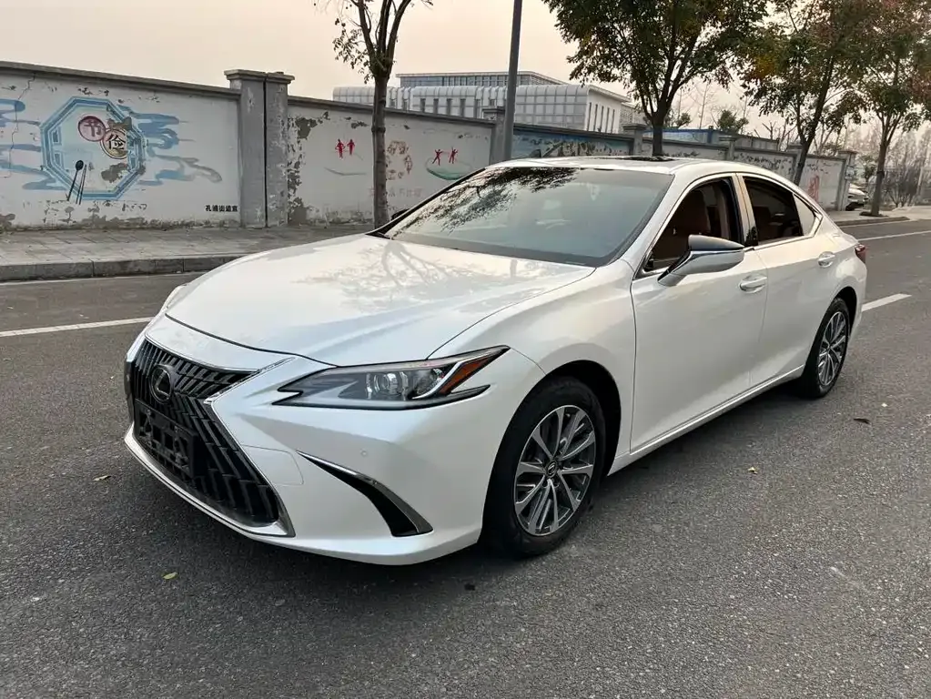 Lexus ES — фото 1