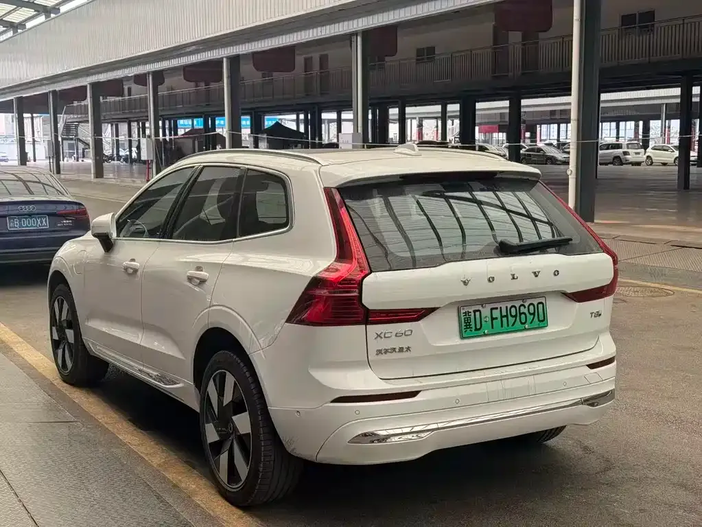 Volvo XC60 PHEV — фото 9