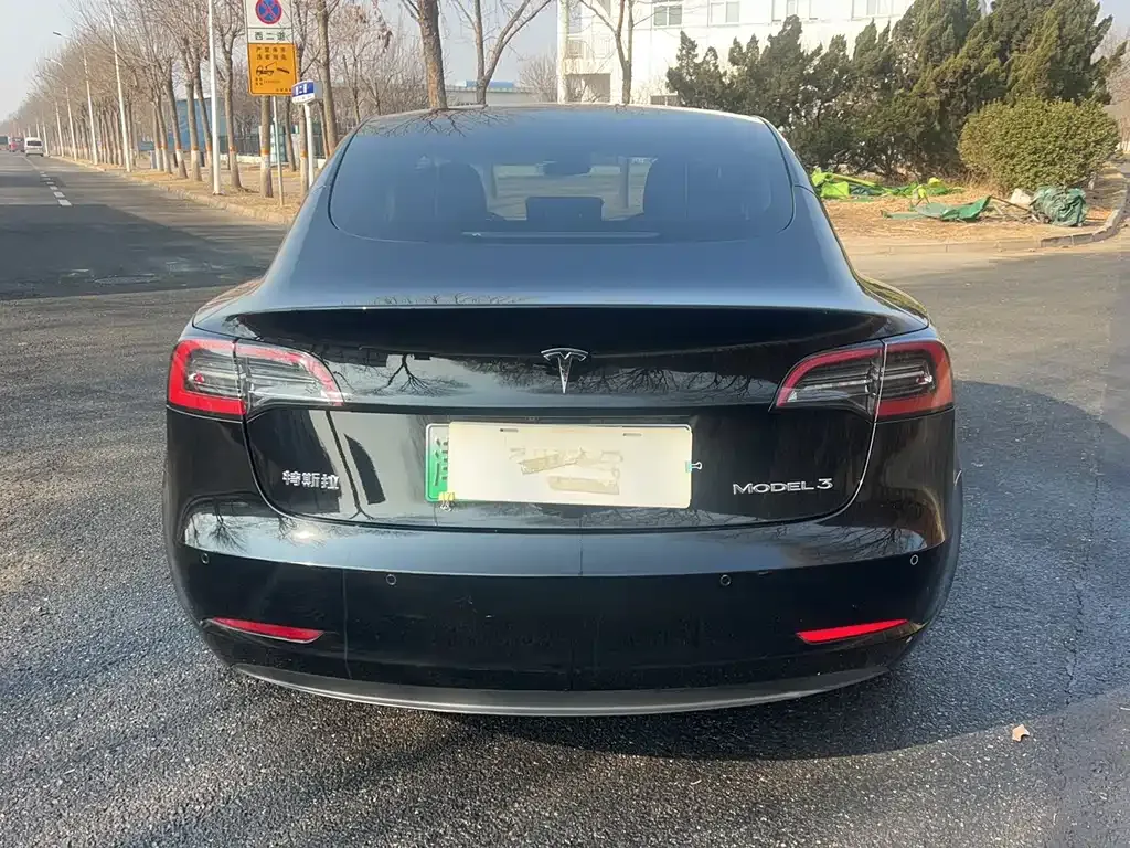 Tesla Model 3 — фото 9