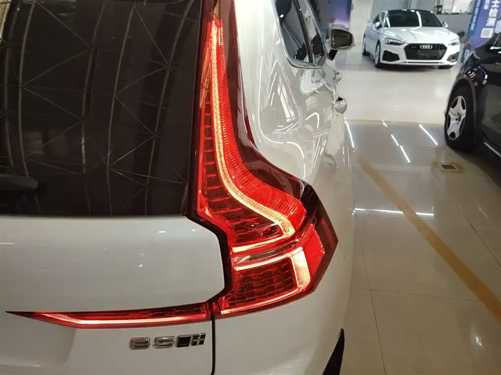 Volvo XC60 — фото 10