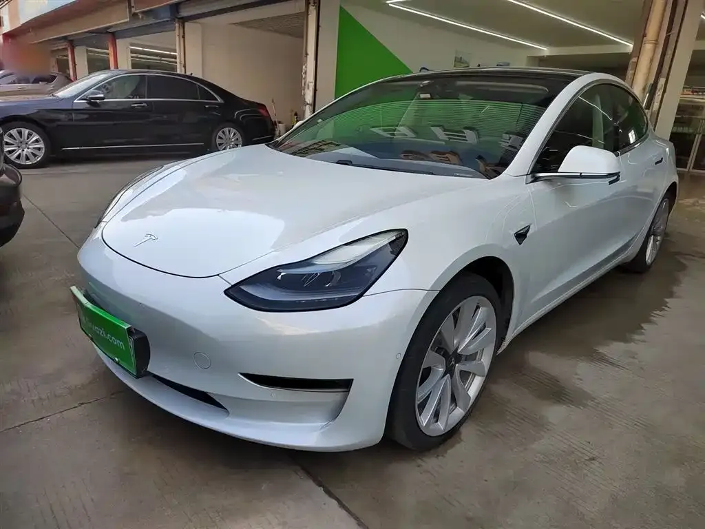 Tesla Model 3 — фото 1