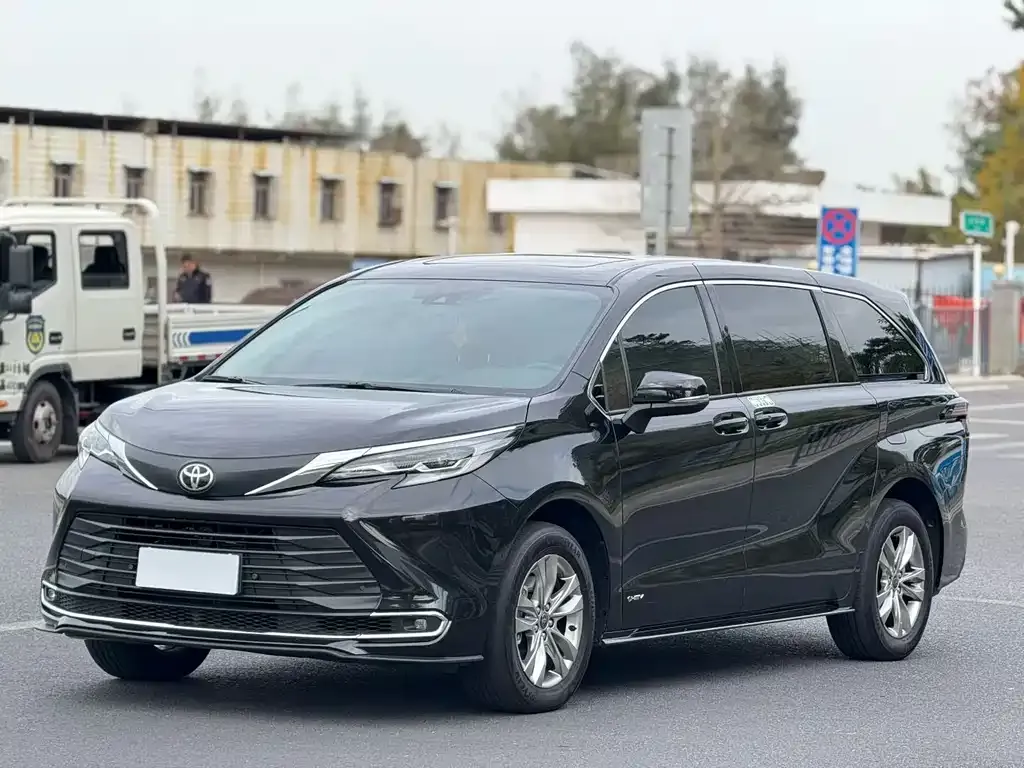 Toyota Sienna — фото 1