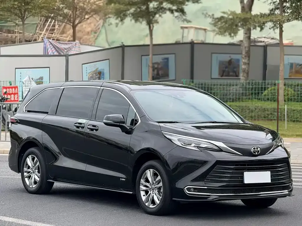 Toyota Sienna — фото 3