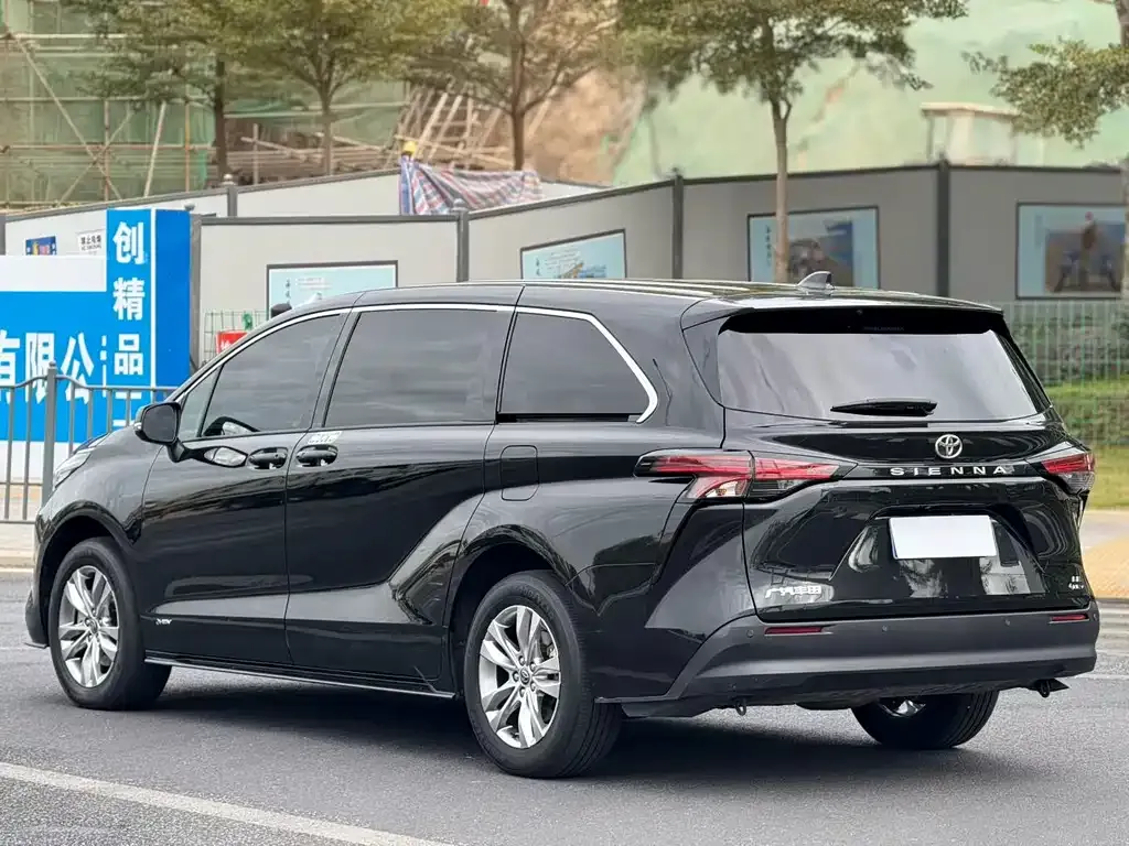 Toyota Sienna — фото 5