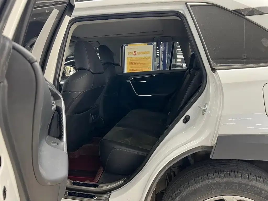 Toyota RAV4 — фото 7
