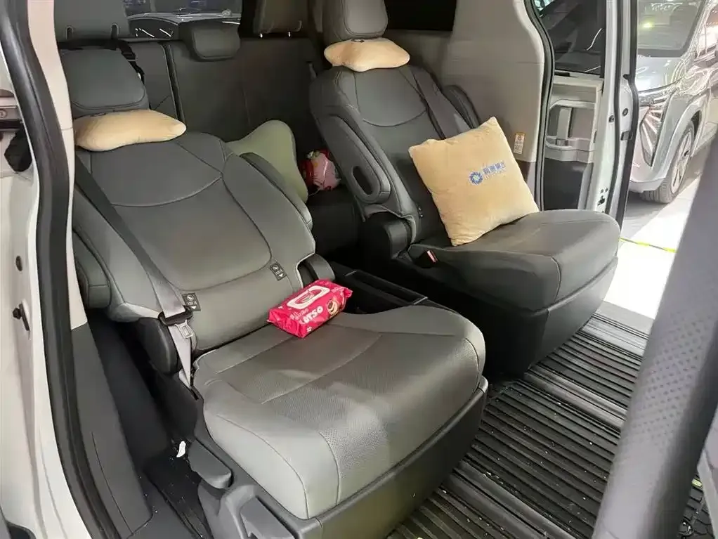 Toyota Sienna — фото 5