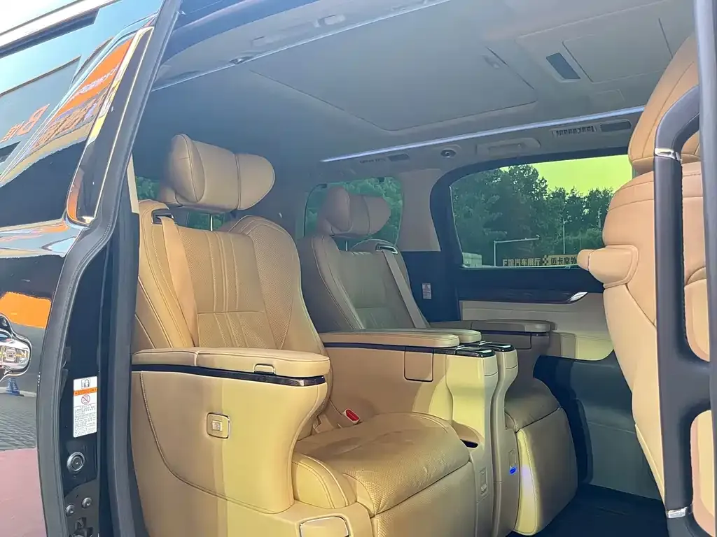 Toyota Alphard — фото 6