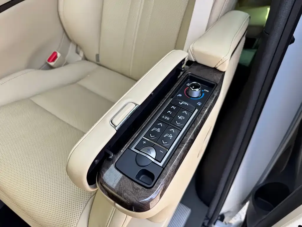 Toyota Alphard — фото 2