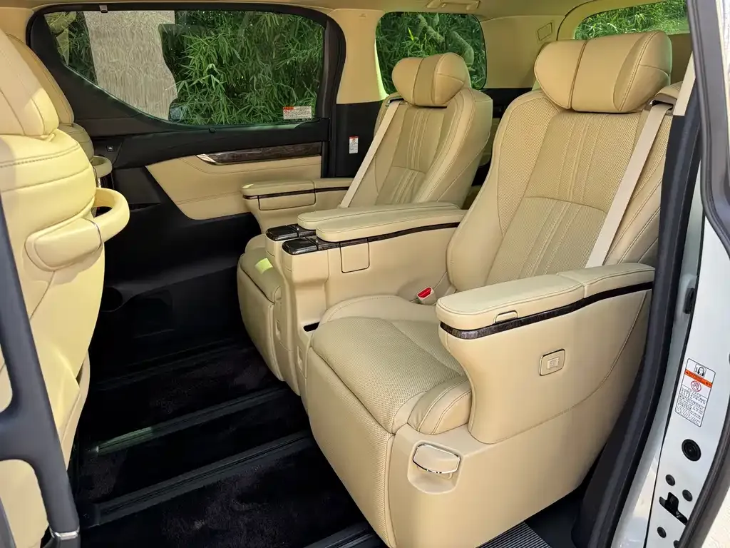 Toyota Alphard — фото 6