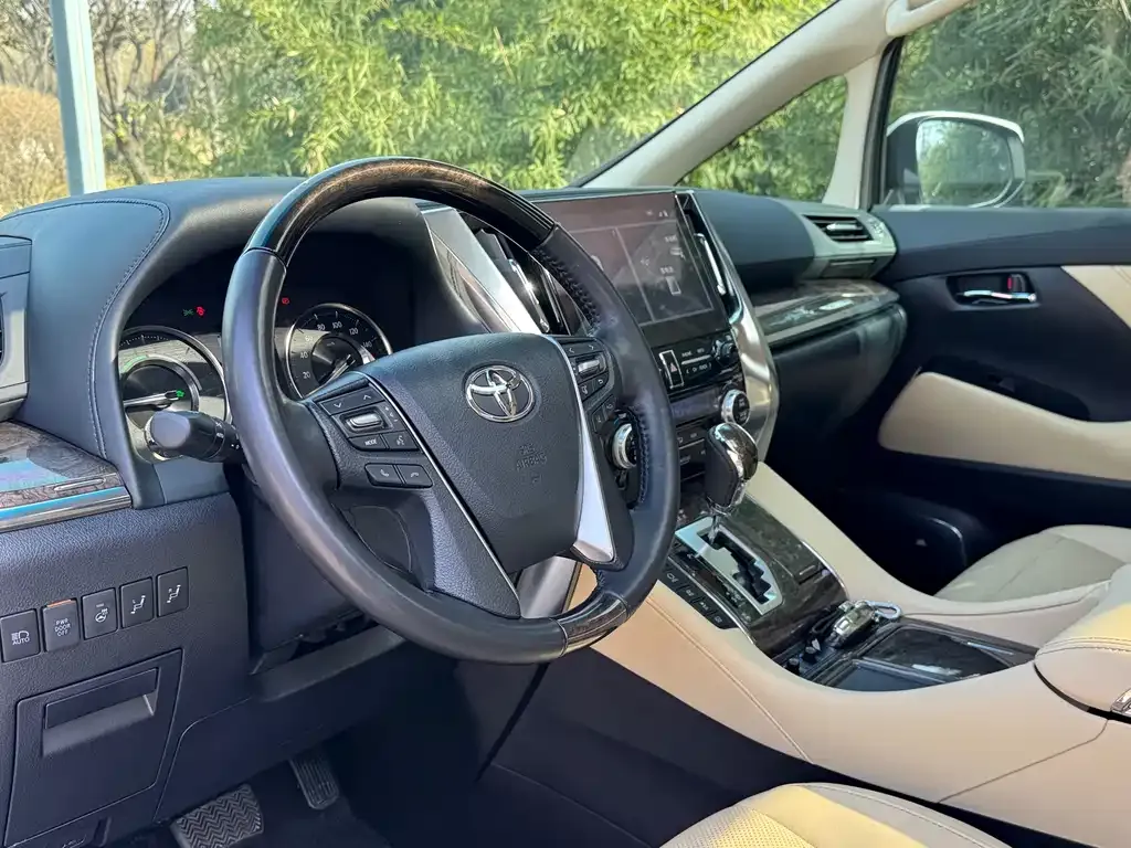 Toyota Alphard — фото 5