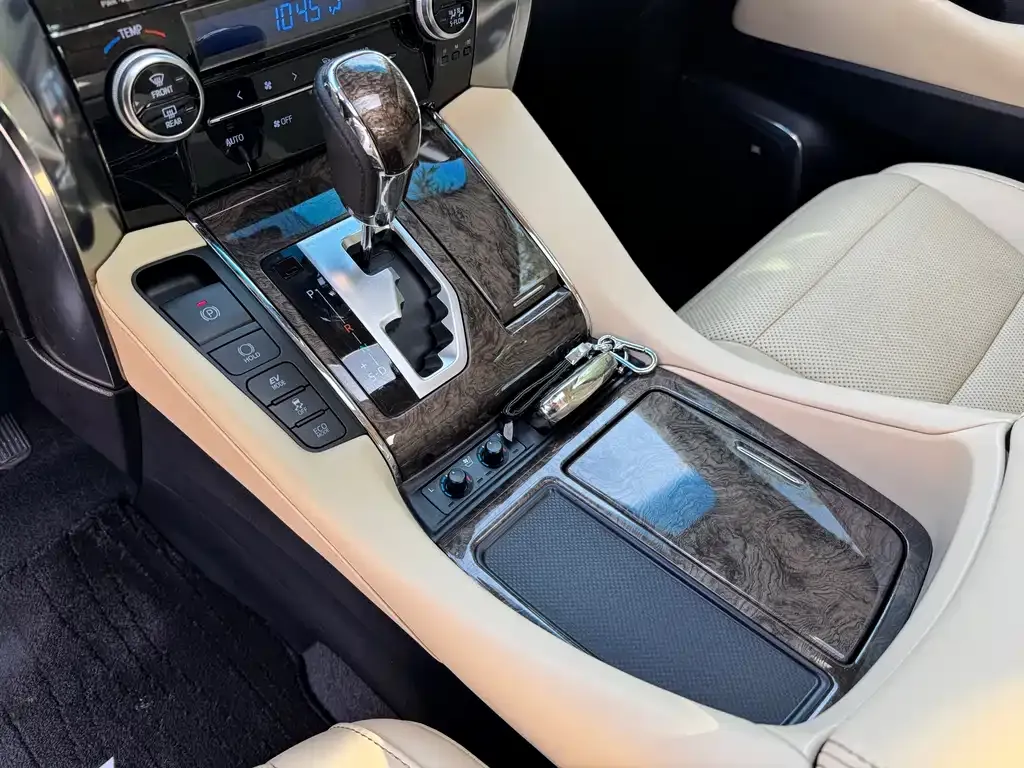Toyota Alphard — фото 4