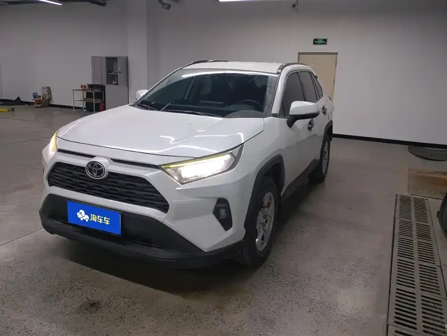 Toyota RAV4 — фото 1