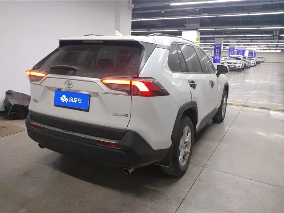 Toyota RAV4 — фото 9