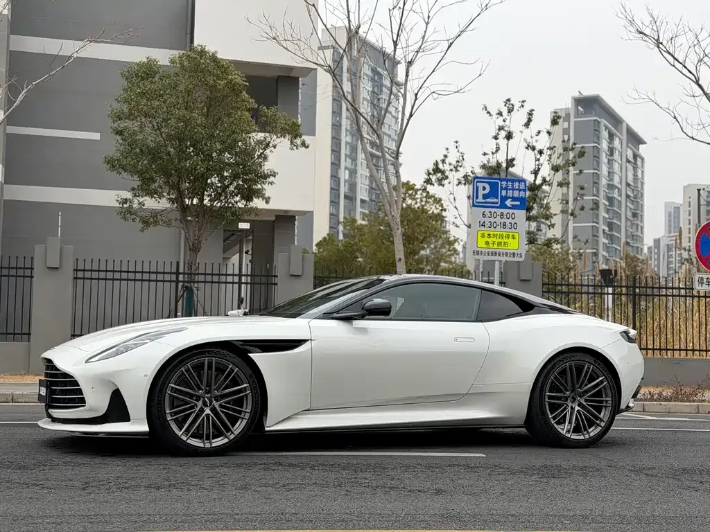 Aston Martin DB12 — фото 9