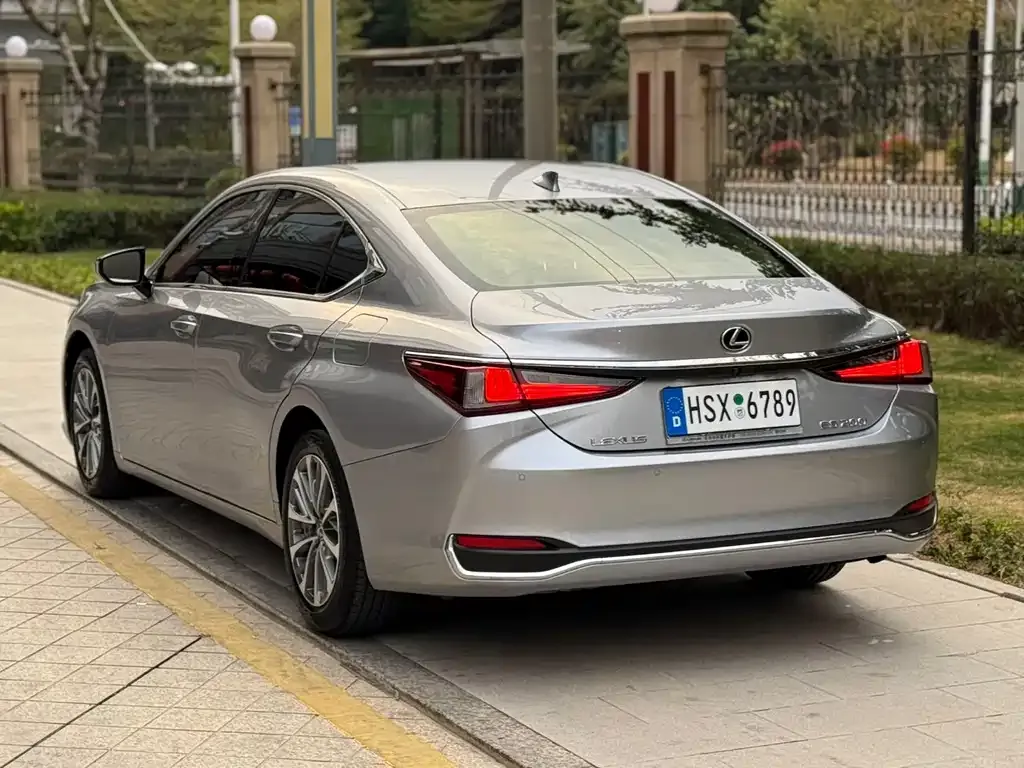 Lexus ES — фото 5