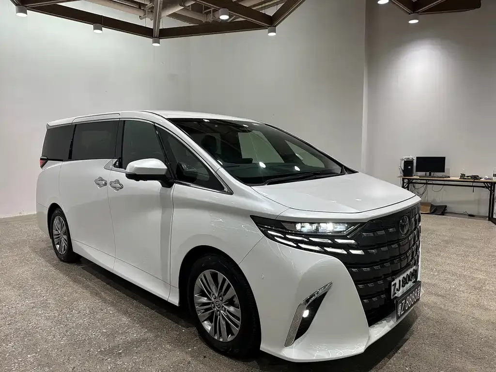 Toyota Alphard — фото 1