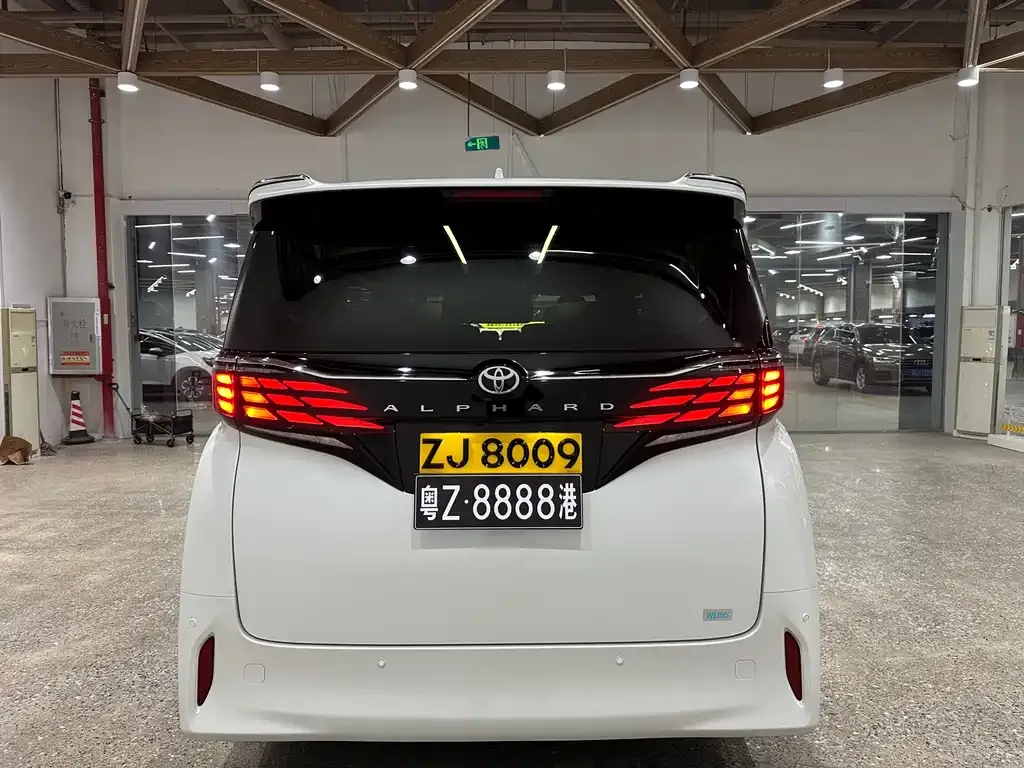 Toyota Alphard — фото 5