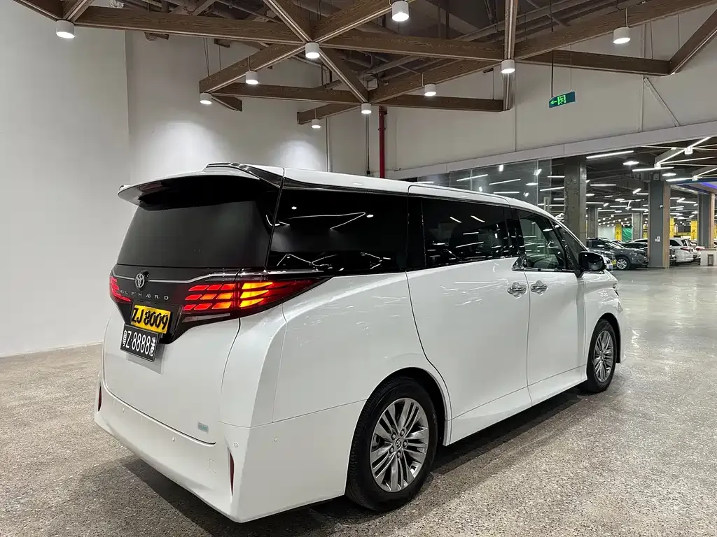 Toyota Alphard — фото 8