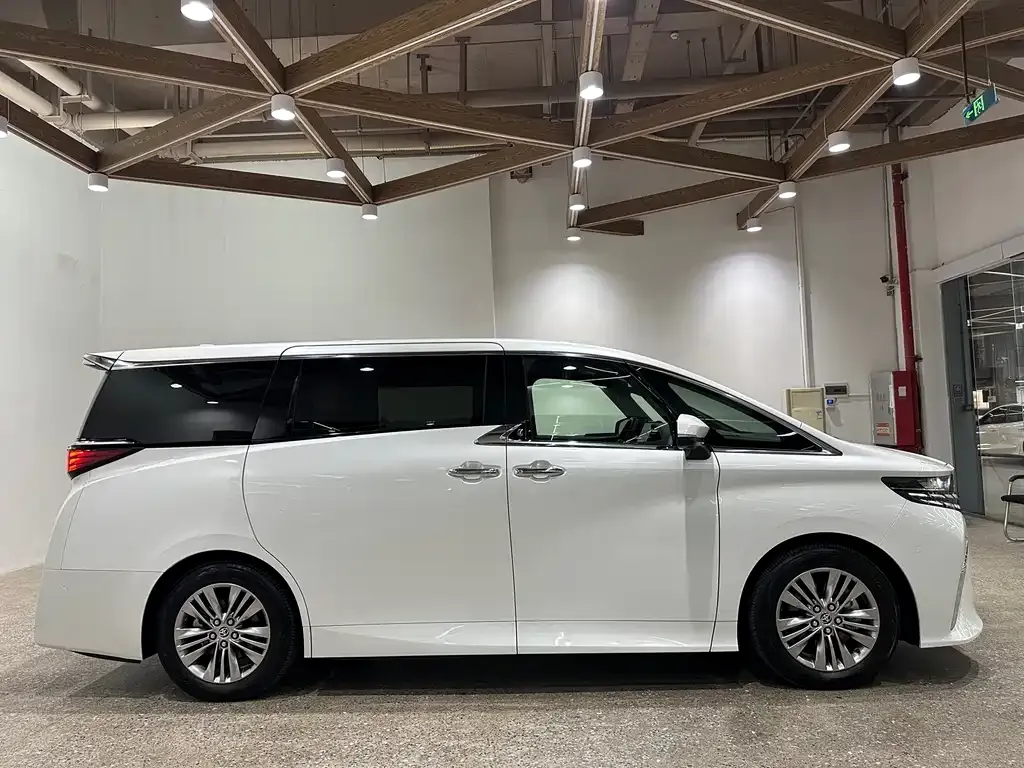 Toyota Alphard — фото 4
