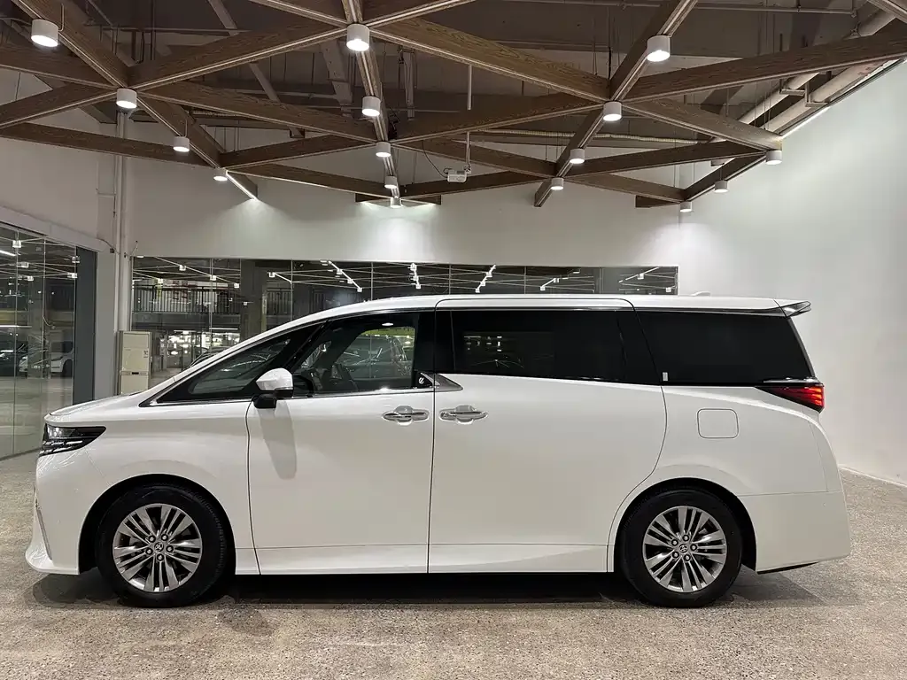 Toyota Alphard — фото 7