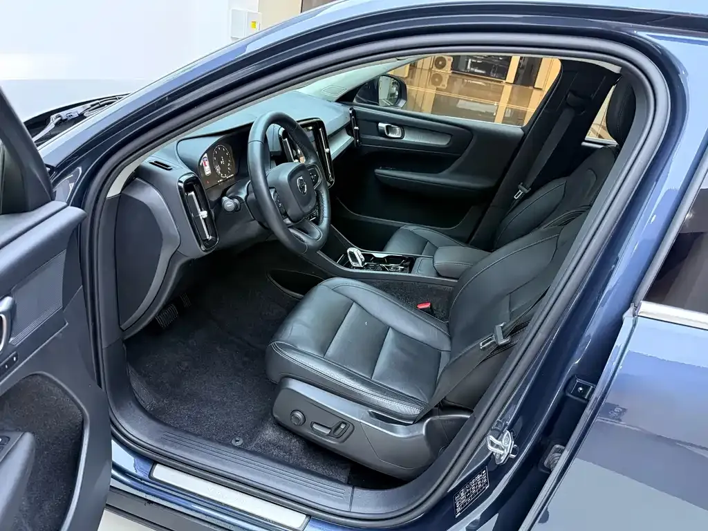 Volvo XC40 — фото 10