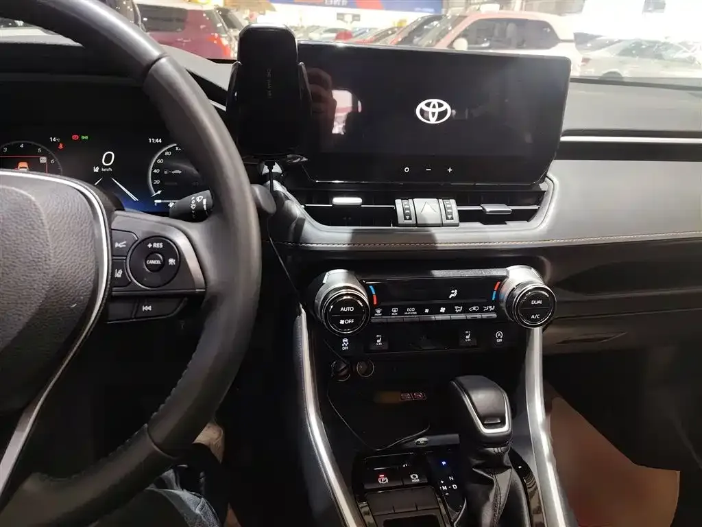 Toyota RAV4 — фото 3