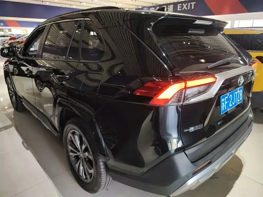 Toyota RAV4 — фото 6