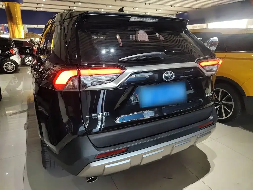 Toyota RAV4 — фото 7