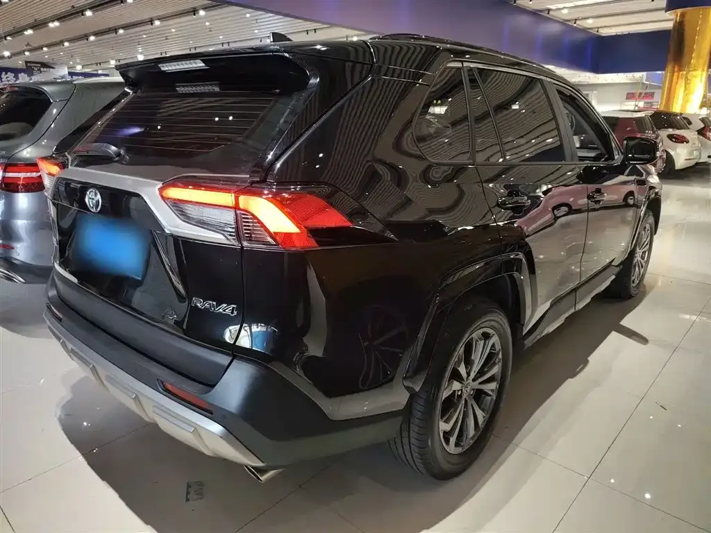 Toyota RAV4 — фото 2