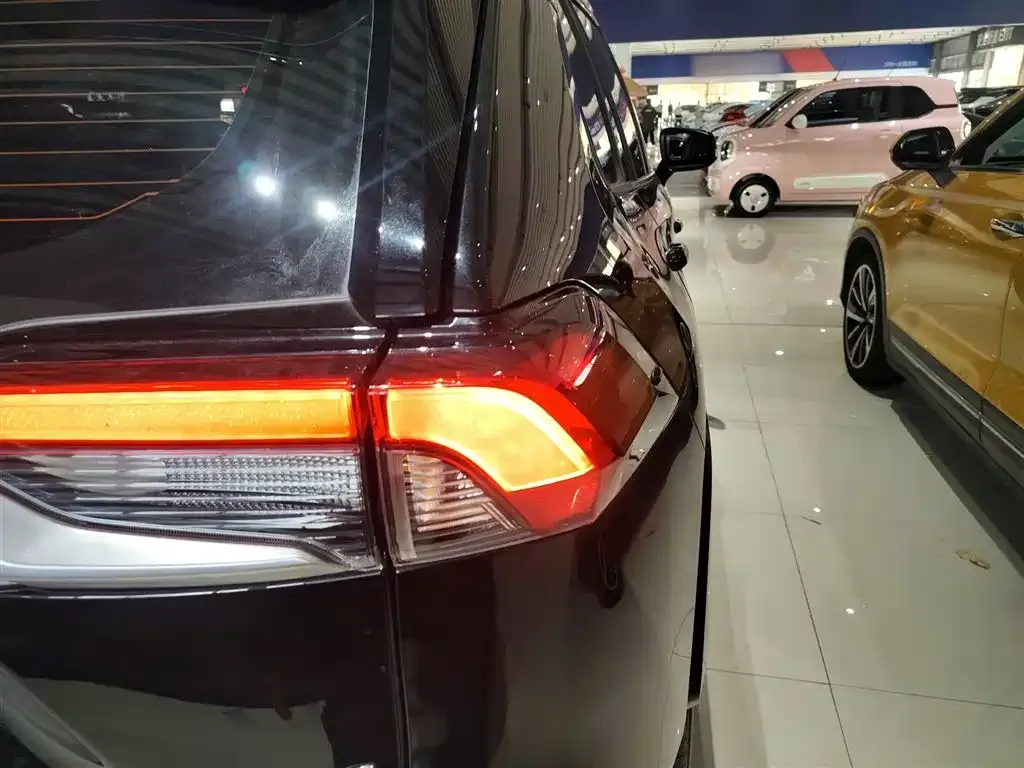 Toyota RAV4 — фото 5