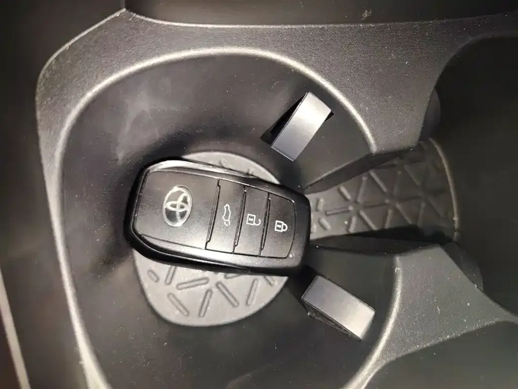 Toyota RAV4 — фото 4