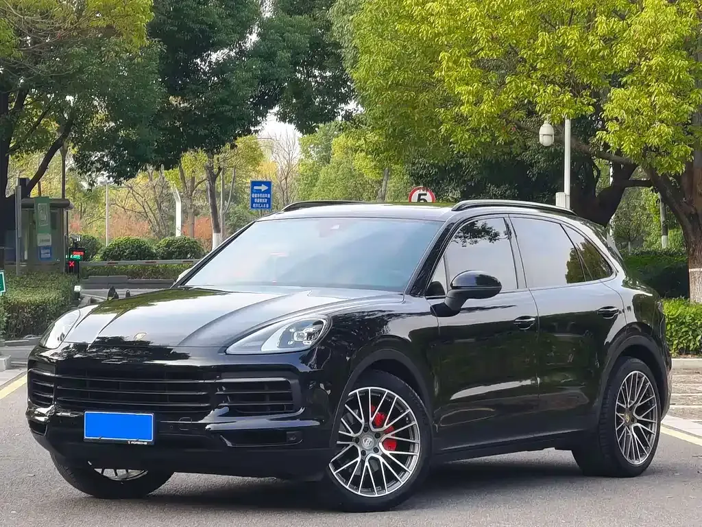 Porsche Cayenne — фото 1