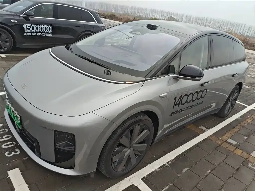 Li Auto i8 — фото 1