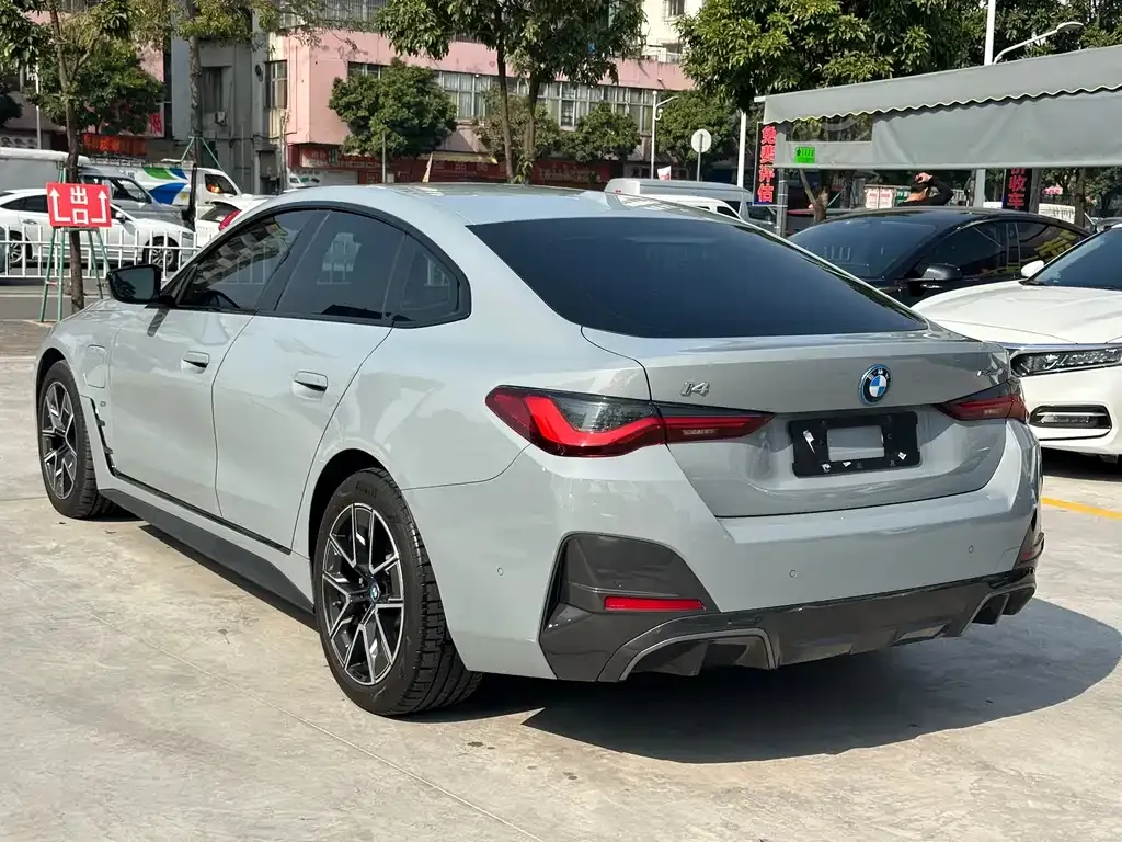 BMW i4 — фото 9