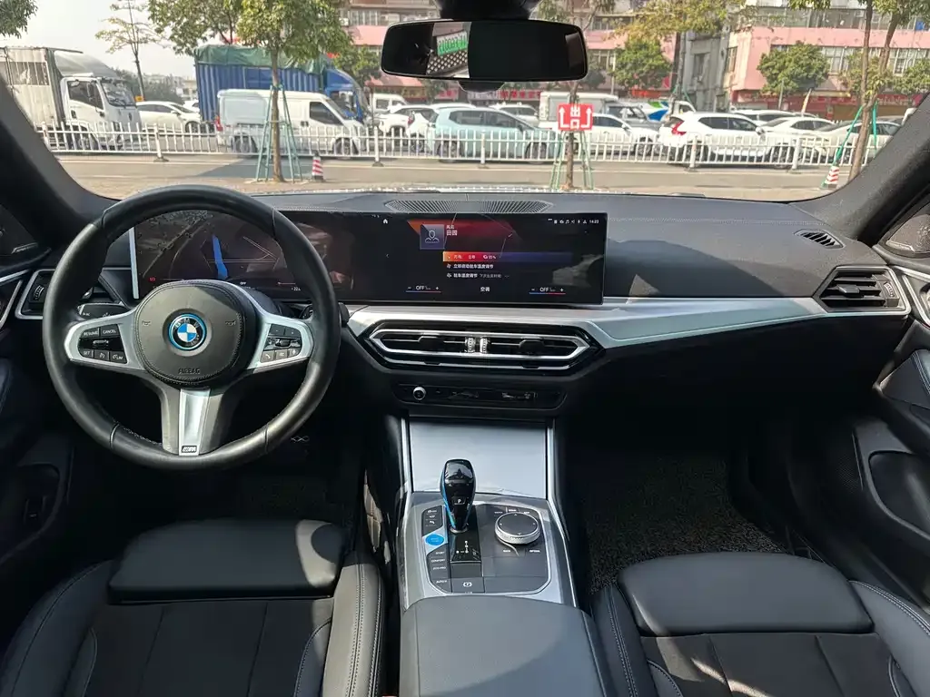 BMW i4 — фото 8
