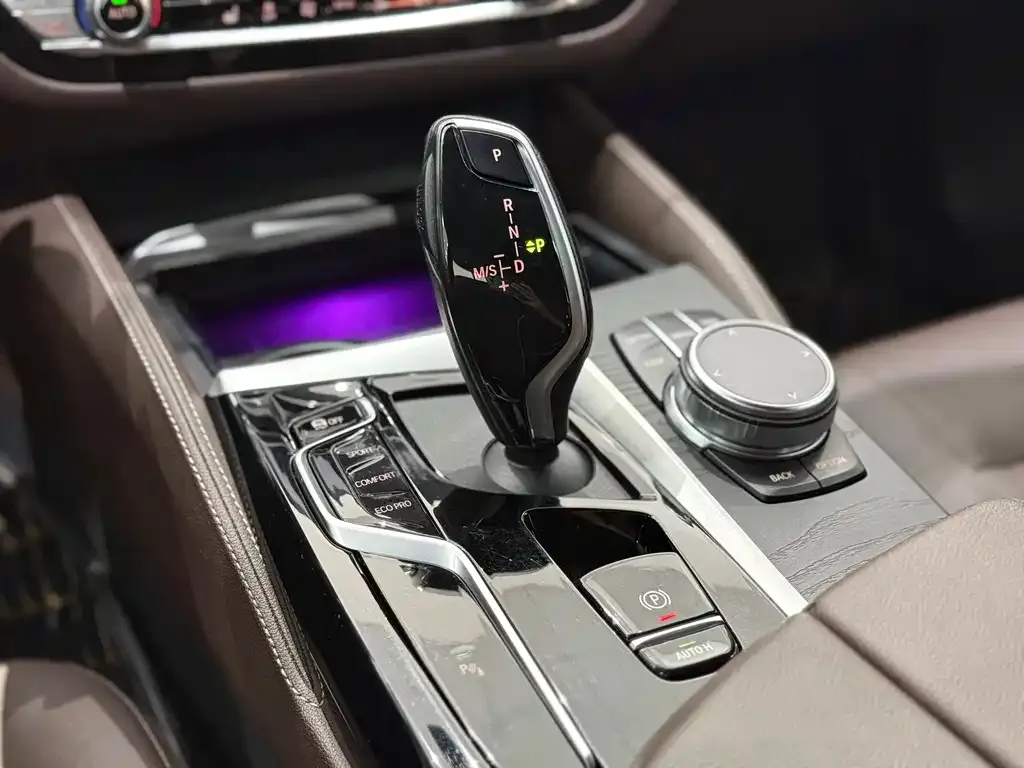 BMW 5 Series — фото 9