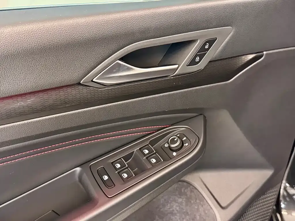 Volkswagen Golf GTI — фото 10