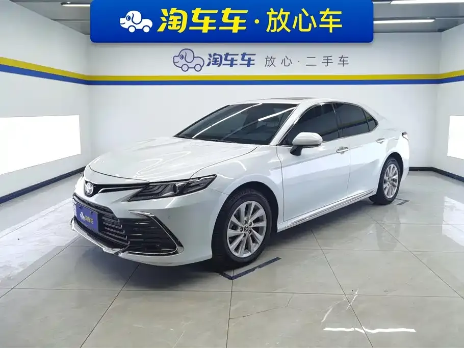 Toyota Camry — фото 1