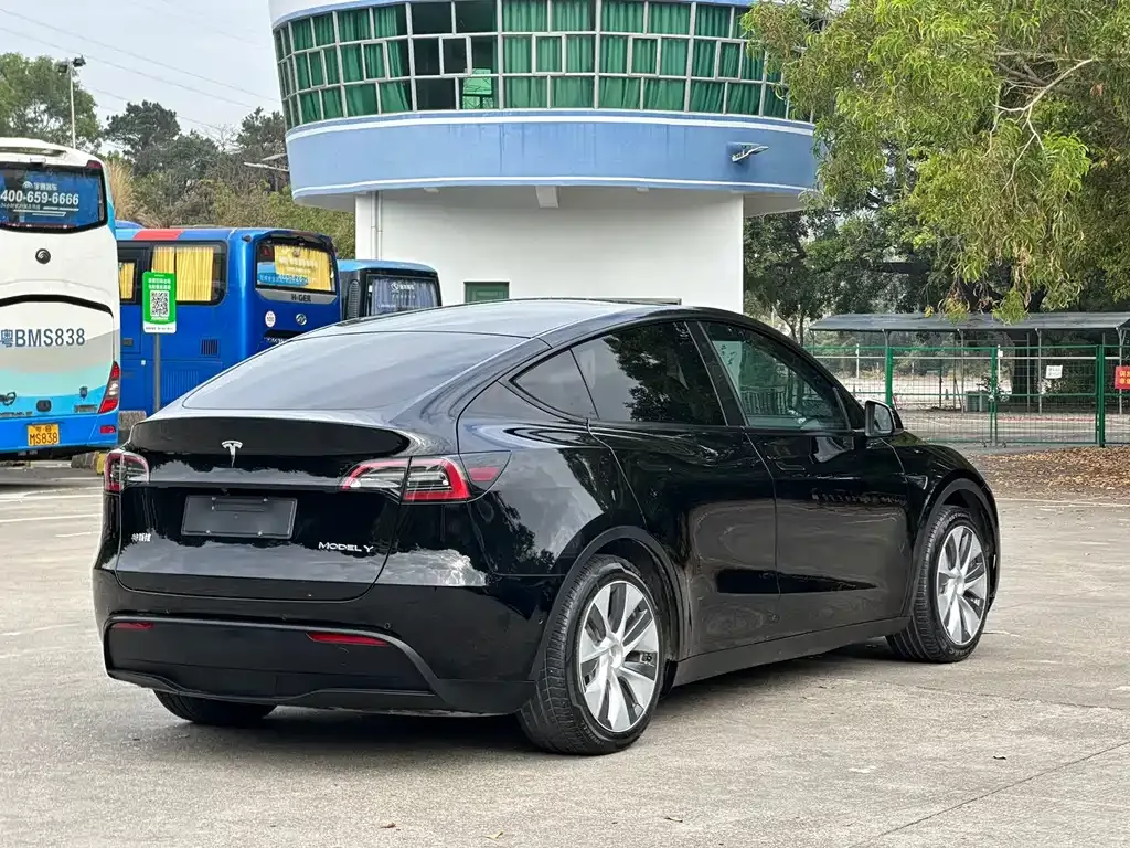 Tesla Model Y — фото 8