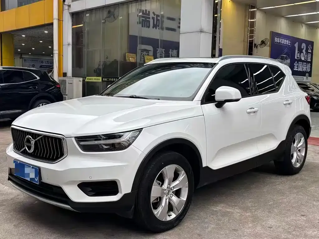Volvo XC40 — фото 1