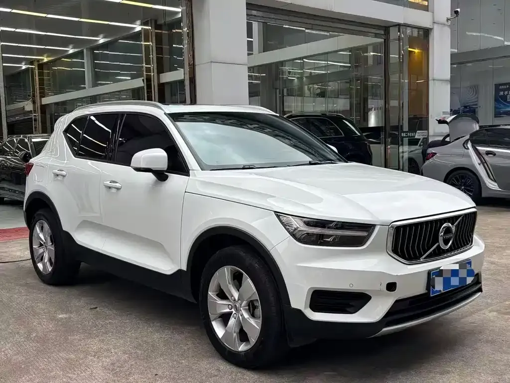 Volvo XC40 — фото 7