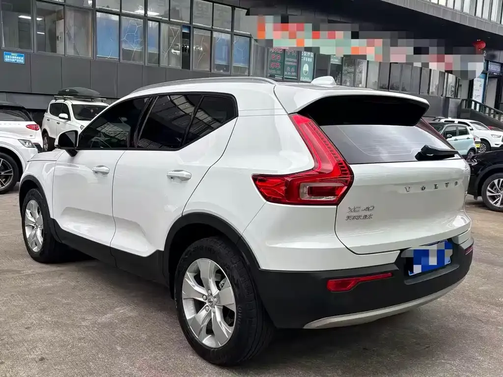 Volvo XC40 — фото 6