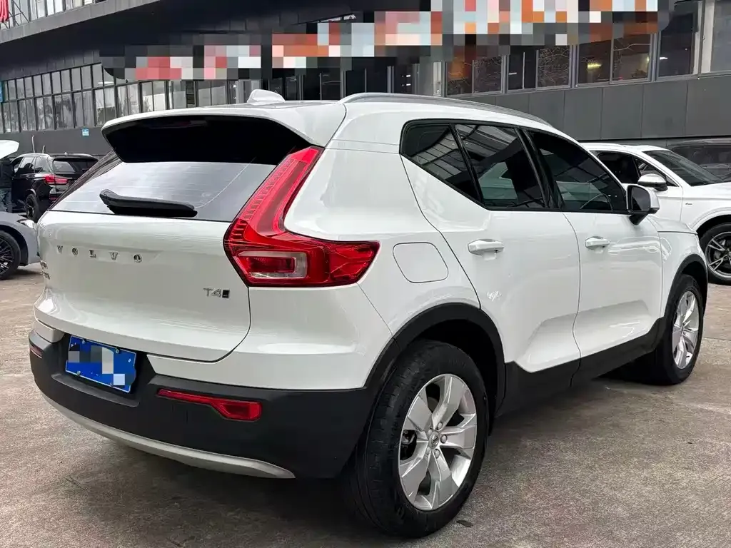 Volvo XC40 — фото 9
