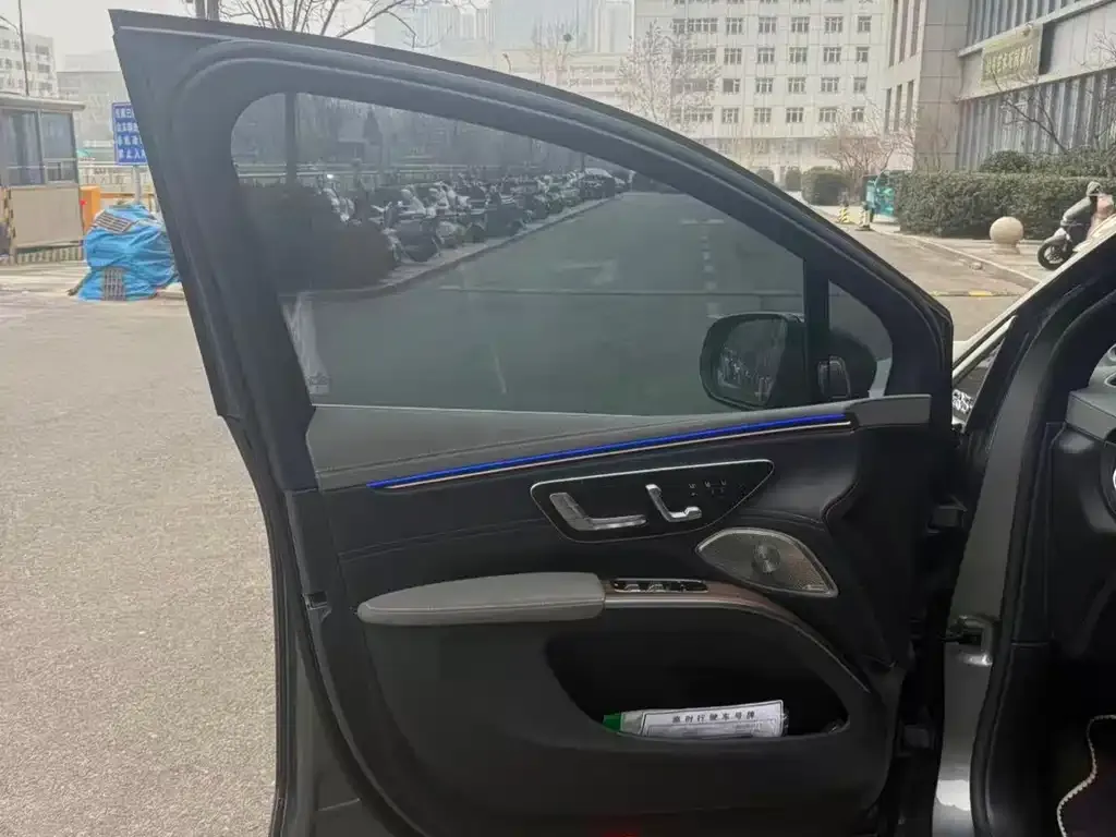 Mercedes-Benz EQS SUV — фото 7