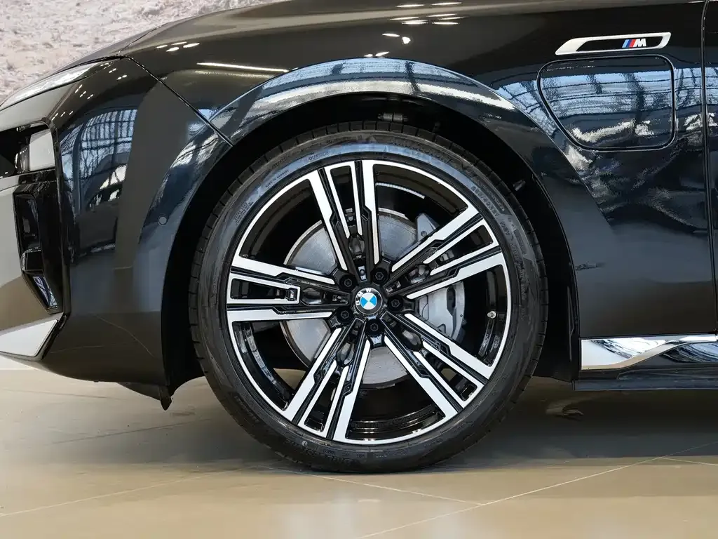 BMW i7 — фото 9