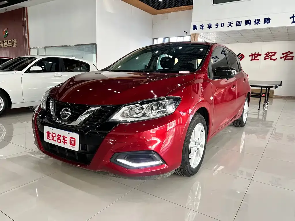 Nissan Tiida — фото 1