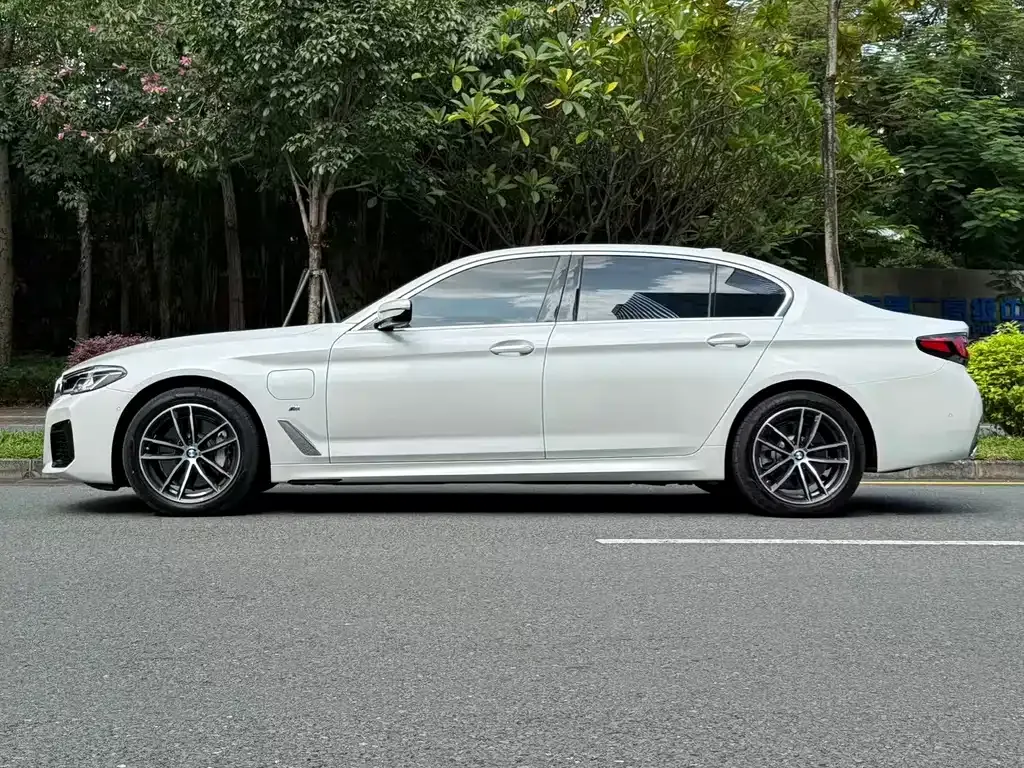 BMW 5 Series New Energy — фото 9