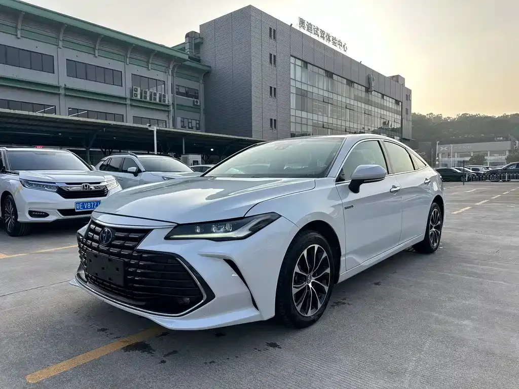 Toyota Avalon — фото 1